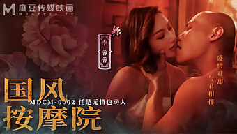 亚洲按摩女郎给幸运客户一个快乐的结局 - 18+业余大胸部性爱