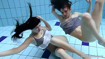 Nuoto Lesbo Con Grandi Tette In Ceco